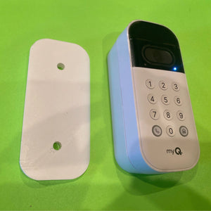 Chamberlain MyQ-Videotastatur mit 20-Grad-Winkelhalterung zur Fixierung des Kamerawinkels auf der Garagenblende.