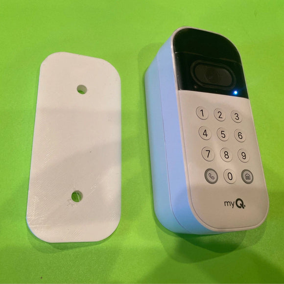 Chamberlain MyQ-Videotastatur mit 20-Grad-Winkelhalterung zur Fixierung des Kamerawinkels auf der Garagenblende.